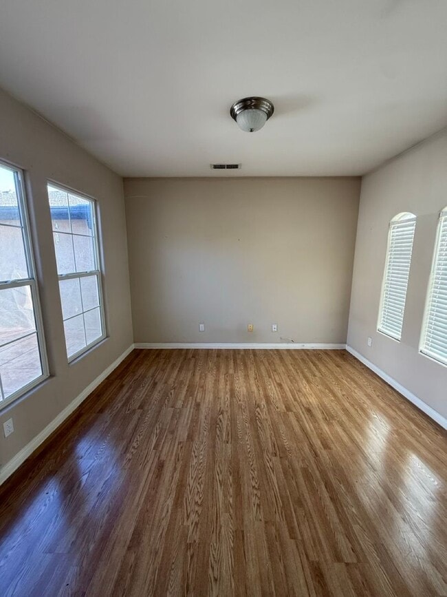 Building Photo - Spacious 4-Bedroom, 2-Bathroom Home in Southwest Bakersfield