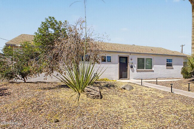 Building Photo - 2208 W San Miguel Ave
