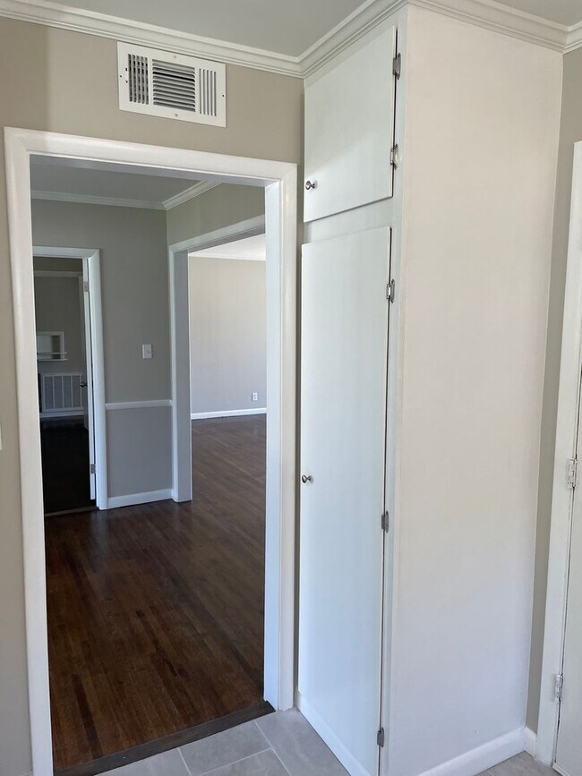 Building Photo - Darling Midtown Charmer! 3 bed 1 bath - NE...