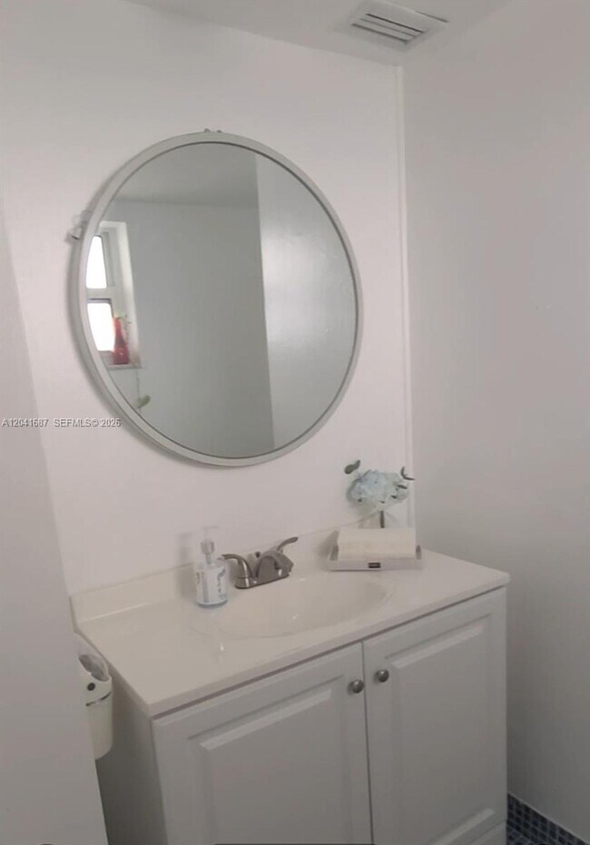 Building Photo - 1075 NE Miami Gardens Dr