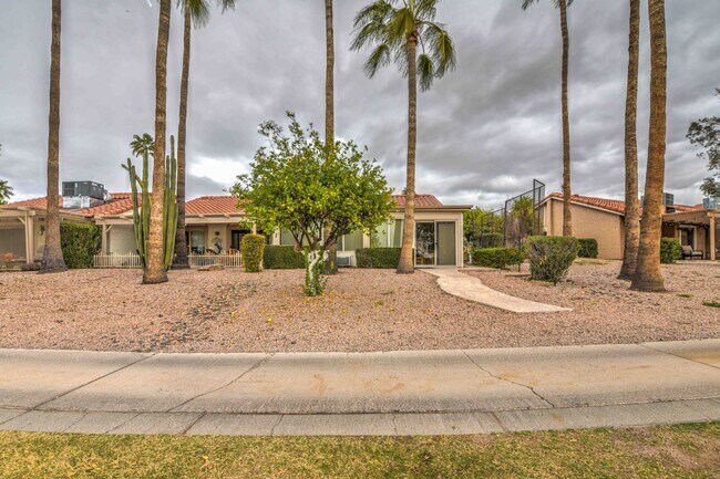 Building Photo - Perfect home for enjoying your winter in Arizona.  2 bed 2 bath on the 14th fairway of Heron Lake...
