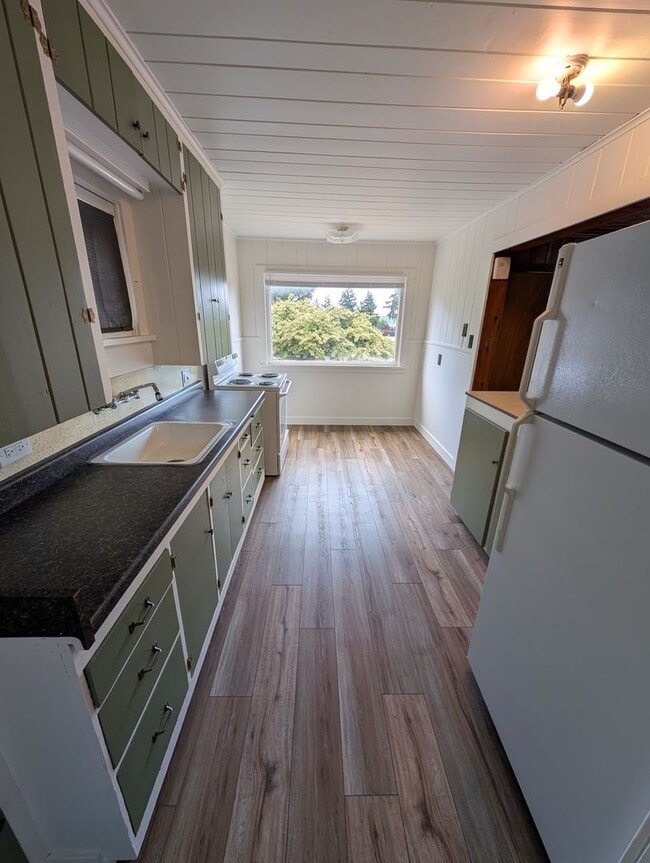 Building Photo - Manette View Apartment For Rent! Will Not ...