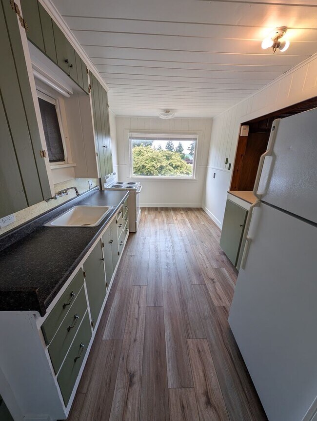 Building Photo - Manette View Apartment For Rent! Will Not Last Long! Available Now!