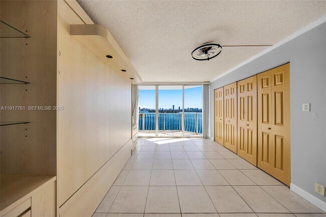 Building Photo - 7601 E Treasure Dr