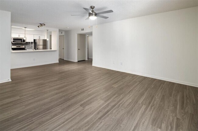 Building Photo - 6873 Peachtree Dunwoody Rd NE
