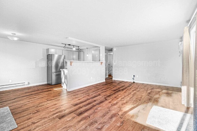 Building Photo - 1419 E Stiner Ave
