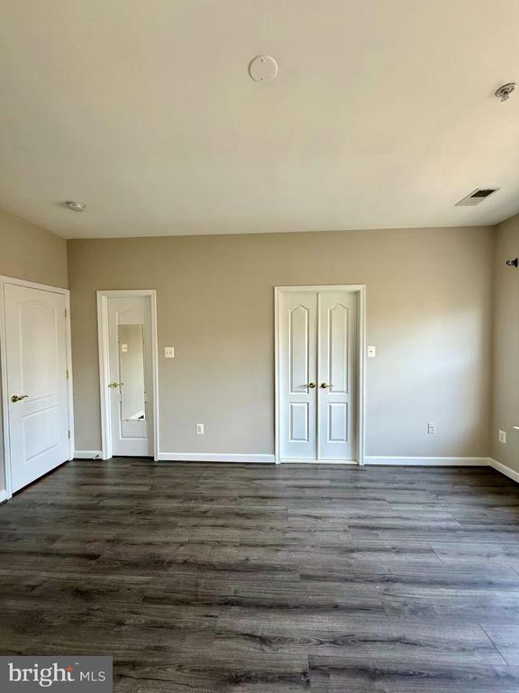 Building Photo - 612 Garden View Square
