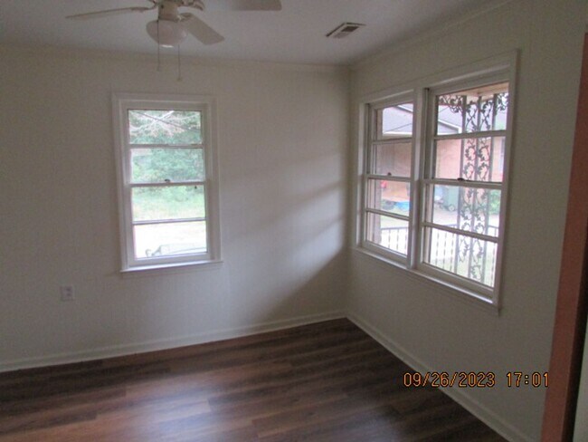 Building Photo - Spacious 2BR Brick Home Near Downtown Sumter – Great Layout!