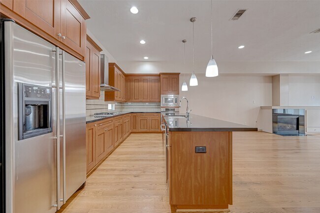 Building Photo - 5315 Lillian St