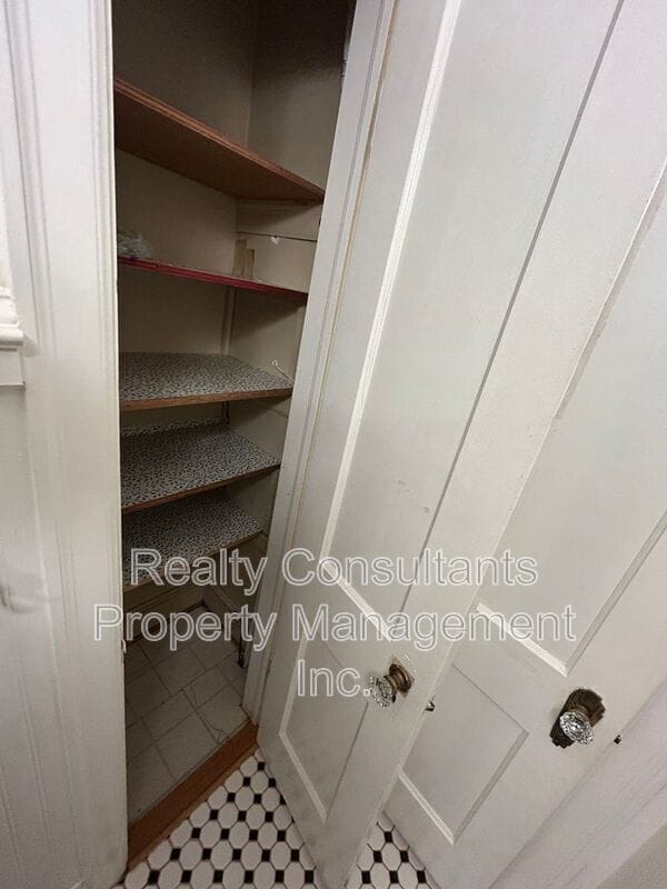 Building Photo - 2461 Lyndhurst Ave