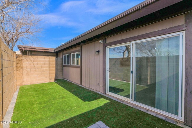 Building Photo - 1808 E Center Ln