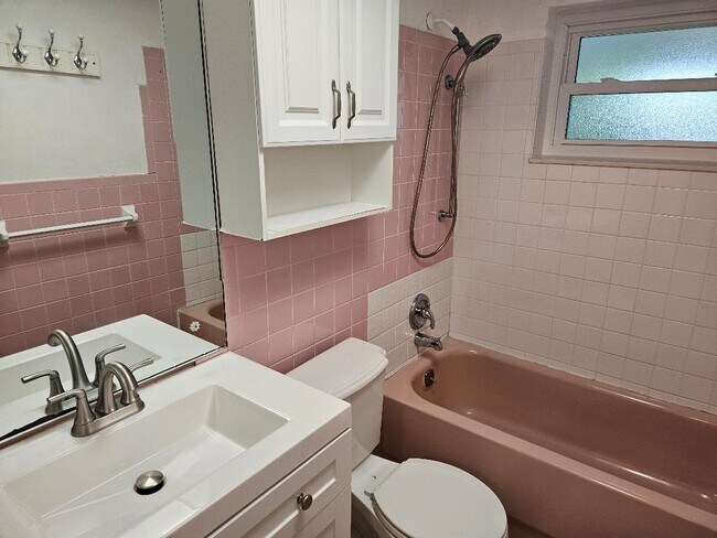 Full Bath - 533 Oxford Ave