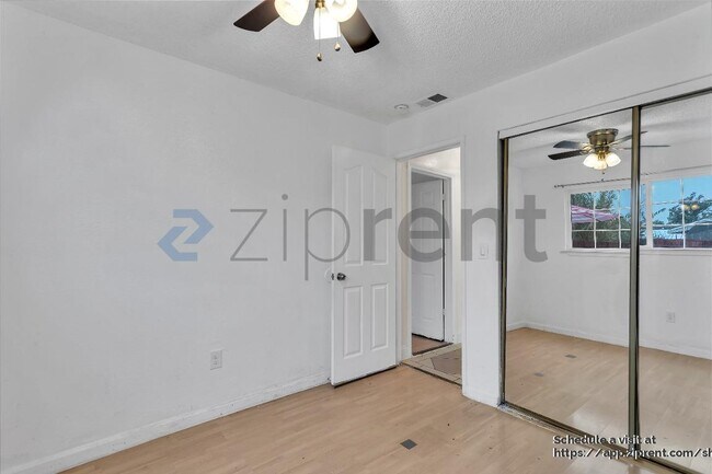 Building Photo - 1659 Knickerbocker Dr