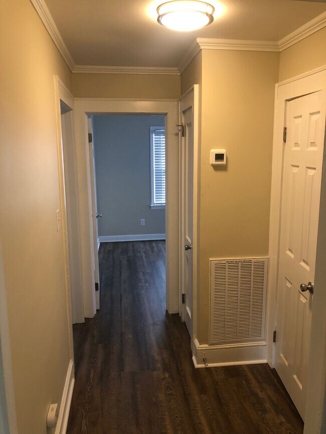 Building Photo - Four bedroom, 2 bath house in Burlington
