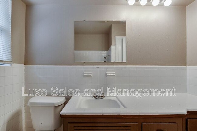 Building Photo - 3005 SW 52nd Pl