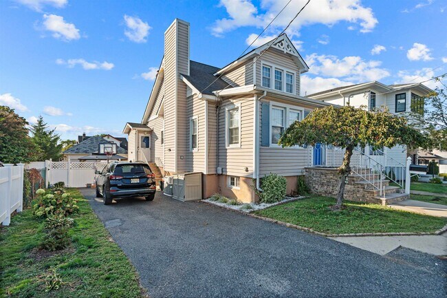 Building Photo - 1041 Stonewall Ln