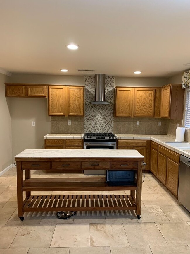 Building Photo - 3 Bedroom 2 Bath Home