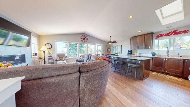 Building Photo - VIEW HOME FOR RENT!