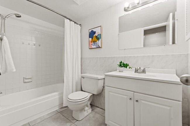 Building Photo - Huge 2 Bedroom condo right off Light Rail!