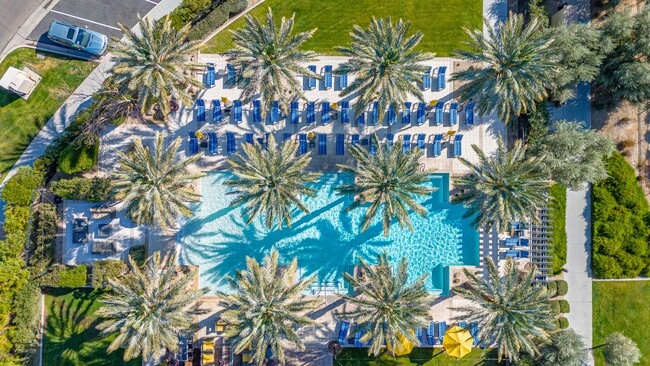 Building Photo - 180 Degrees of Golf Views