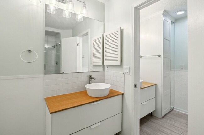 Building Photo - Charming Townhouse Retreat for Rent!