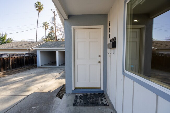 Building Photo - 652 Cypress Ave