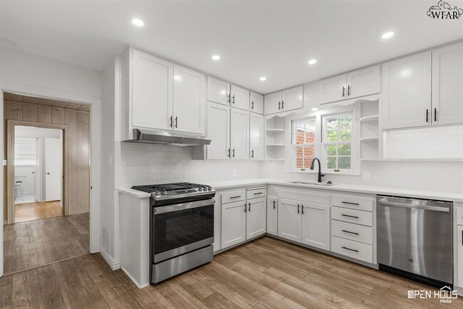 Building Photo - 2409 Martin St
