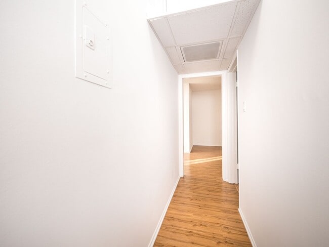 Building Photo - Modern 1-Bedroom Apartment in Prime Sherman Oaks