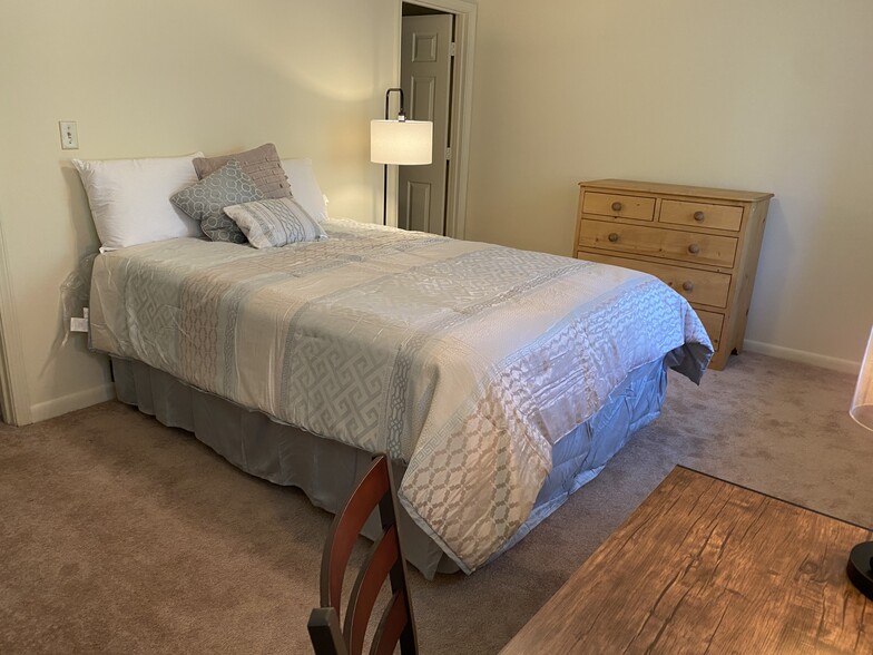 Dresser, desk, queen beds and joining bath - 117 Michael Dr