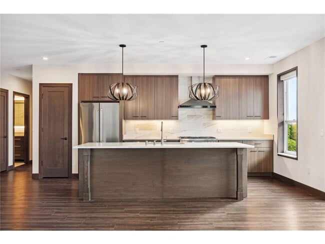 Building Photo - 253 Lake St E