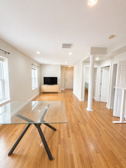 Building Photo - 6815 N Lakewood Ave