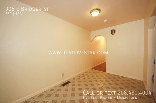 Building Photo - 905 E Bridger St