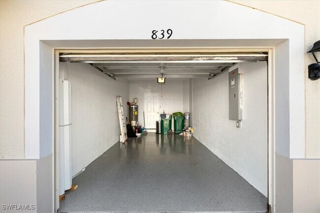Building Photo - 839 Hampton Cir