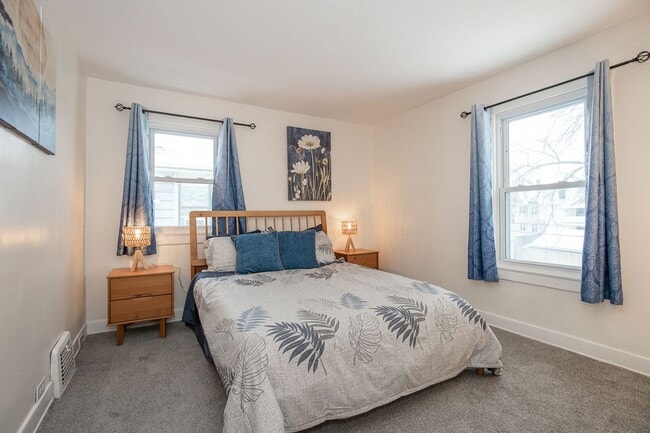 Building Photo - 3 BED 1 BATH SINGLE FAMILY HOME IN BEAUTIFUL LAKEWOOD!