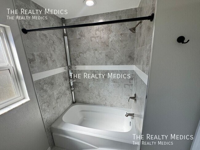 Building Photo - 2601 Bridle Dr