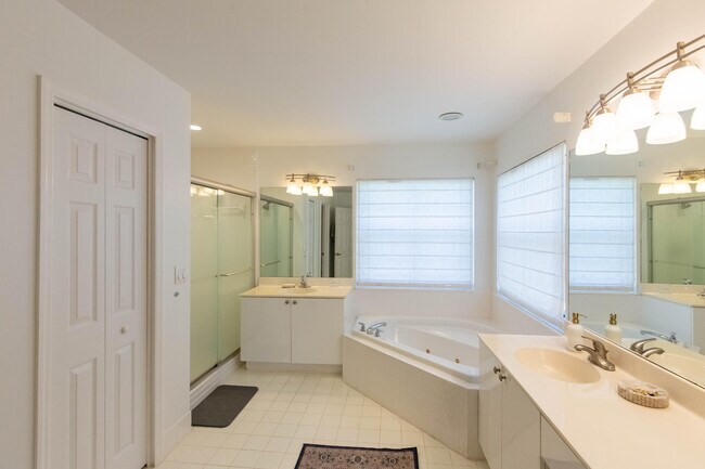 Building Photo - 15930 Canosa Ct