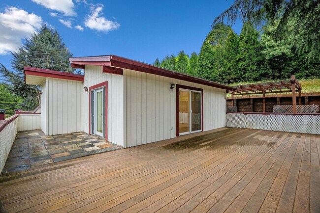 Building Photo - Sun-Filled 2BR/2BA Upper Home with Large Decks & Hardwood Floors in Aptos