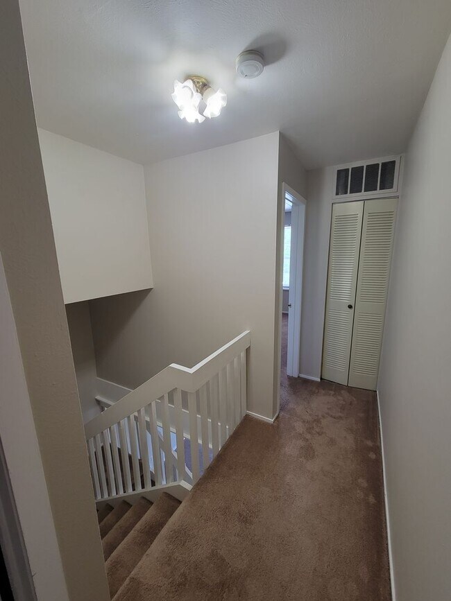 Building Photo - 2 Bedroom, 1 Bathroom Condo located in Max...