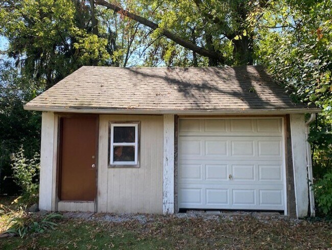 Building Photo - Classic 1929 Beauty—Updated Systems, Cozy ...