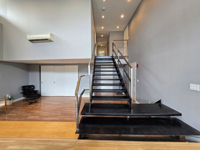 Building Photo - HUGE Stunning Bright 3 bed 2.5 bath loft i...