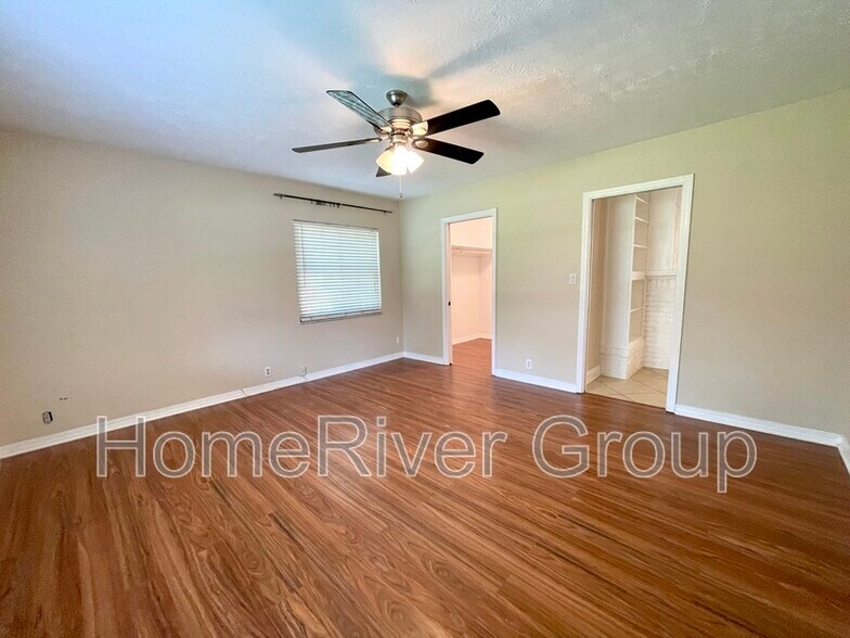 Building Photo - 2105 W Country Club Dr