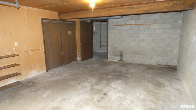 Building Photo - 1513 Sara Ln