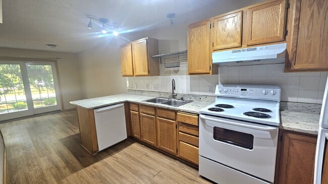Building Photo - 2-Bed 1 bath Townhouse Retreat in Plymouth with Spacious 1208 Sq Ft Layout.