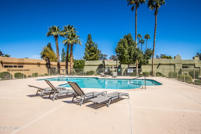 Building Photo - 1318 E Cobb Dr