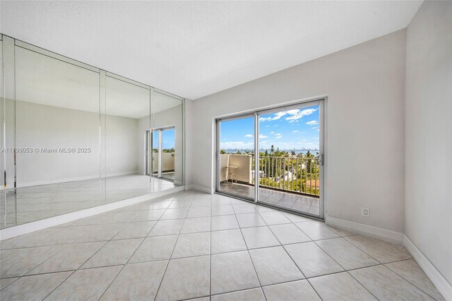 Building Photo - 1455 N Treasure Dr