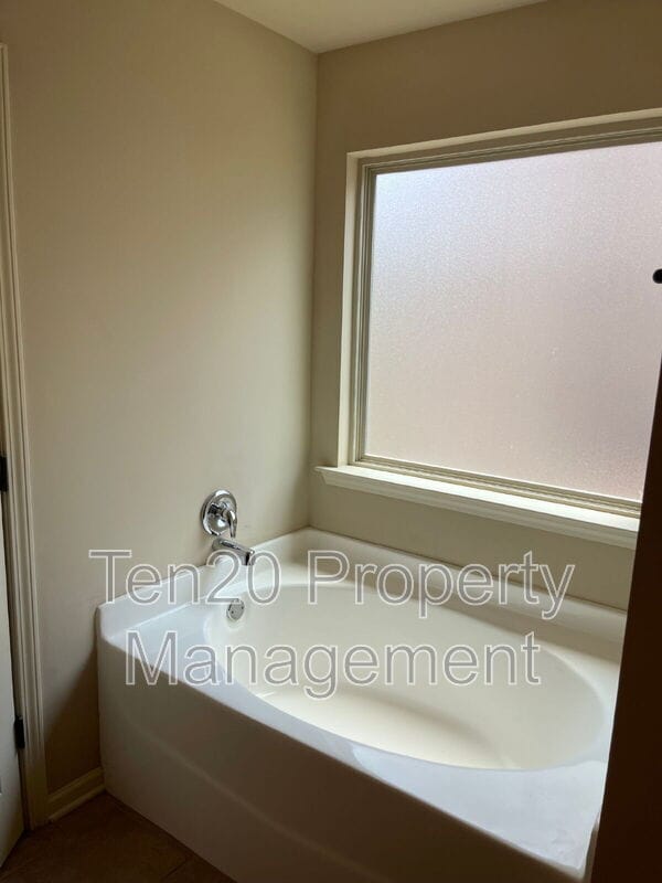 Building Photo - 1326 Ingersoll Dr