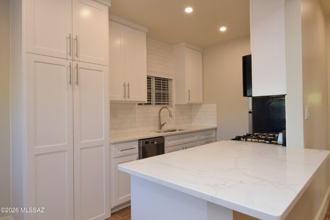 Building Photo - 130 N Cherry Ave