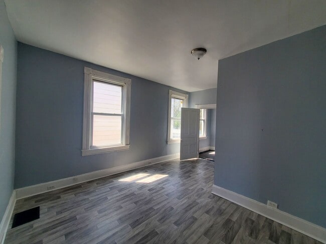 Building Photo - Spacious 3 Bedroom 1.5 Bath House in Price...
