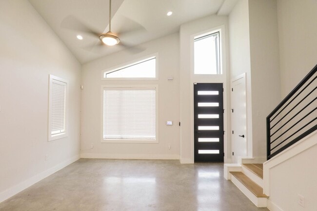 Building Photo - 1309 Cometa St
