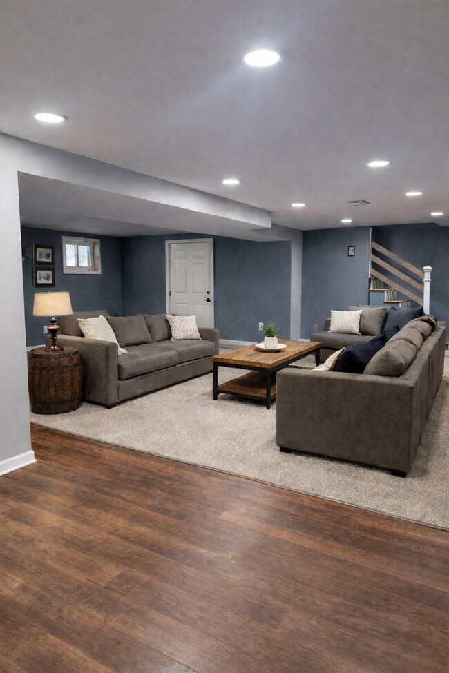 Building Photo - 12418 White Oak Dr